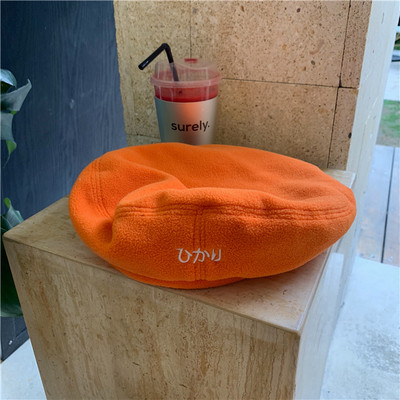 Női gyapjú barett hímzéssel