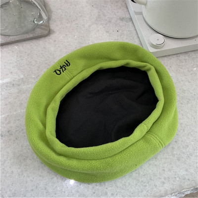 Női gyapjú barett hímzéssel