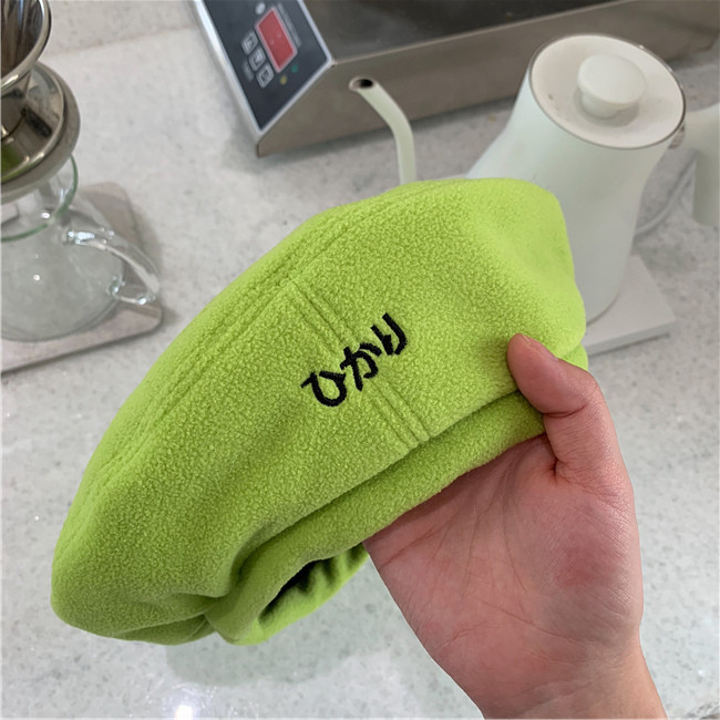 Női gyapjú barett hímzéssel