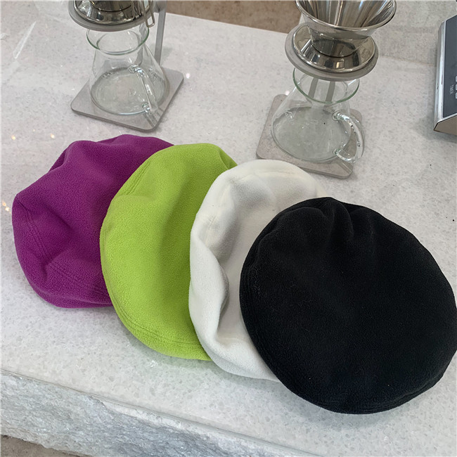 Női gyapjú barett hímzéssel