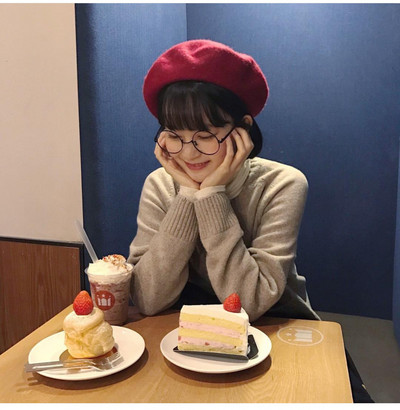 Alkalmi női barett típusú sapka