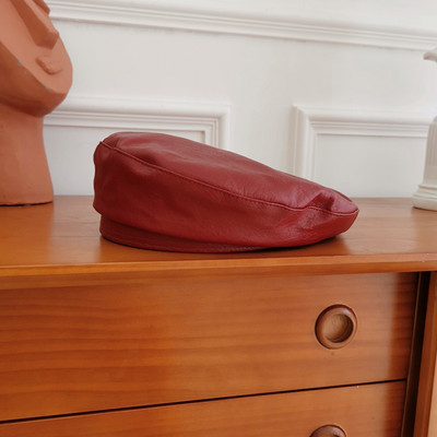 Új modell női sapka műbőrből