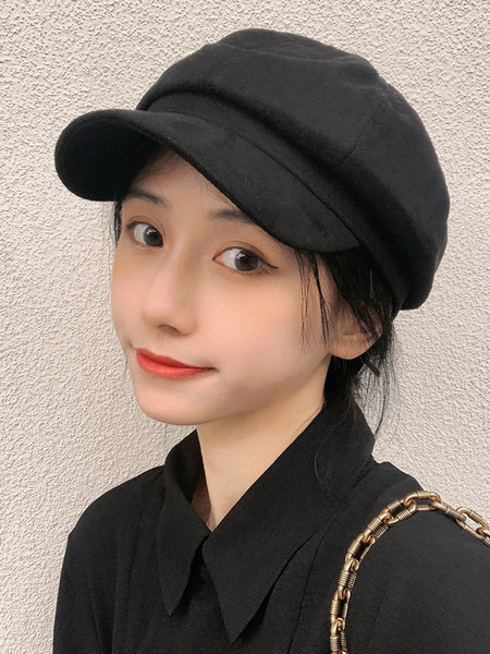 Μοντέρνο γυναικείο καπέλο με γείσο σε διάφορα μοντέλα