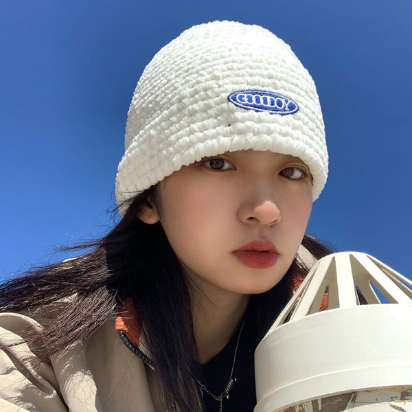 Γυναικείο καπέλο με έμβλημα