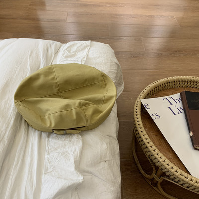 Κομψό γυναικείο καπέλο τύπου μπερέ με μεταλλική αγκράφα