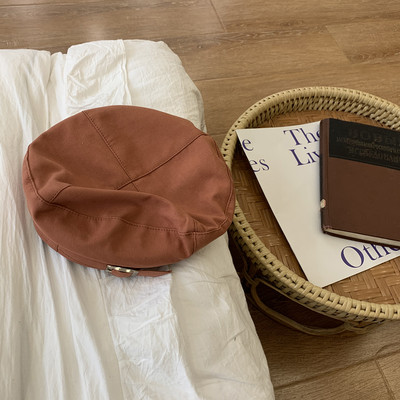 Κομψό γυναικείο καπέλο τύπου μπερέ με μεταλλική αγκράφα