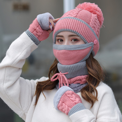 Női téli sapka tollal