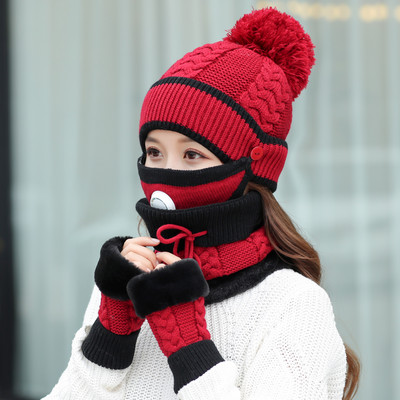 Női téli sapka tollal