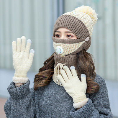 Női téli sapka tollal