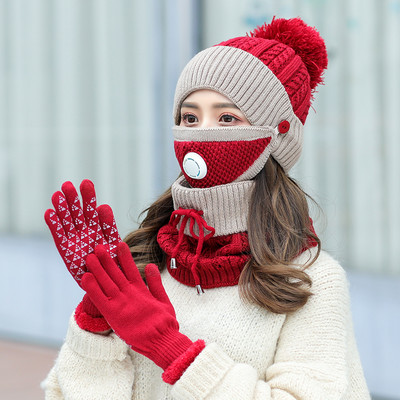 Női téli sapka tollal