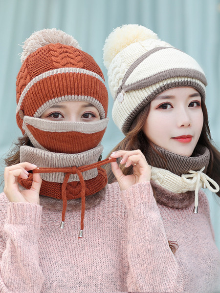 Női téli sapka tollal