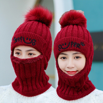 Moteriška žieminė kepurė su pūkais ir išsiuvinėtu užrašu