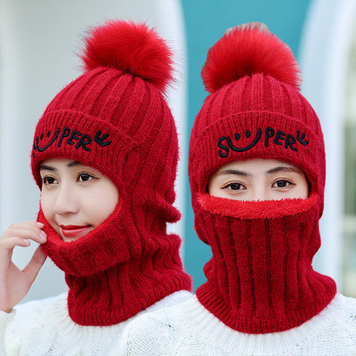 Moteriška žieminė kepurė su pūkais ir išsiuvinėtu užrašu