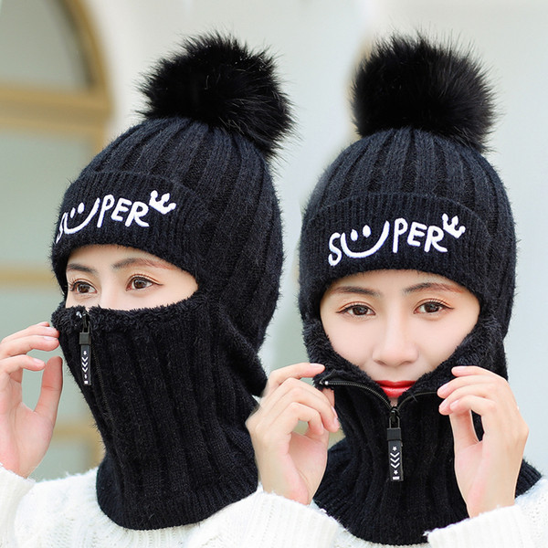 Moteriška žieminė kepurė su pūkais ir išsiuvinėtu užrašu