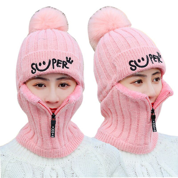 Moteriška žieminė kepurė su pūkais ir išsiuvinėtu užrašu