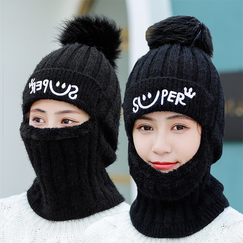 Moteriška žieminė kepurė su pūkais ir išsiuvinėtu užrašu