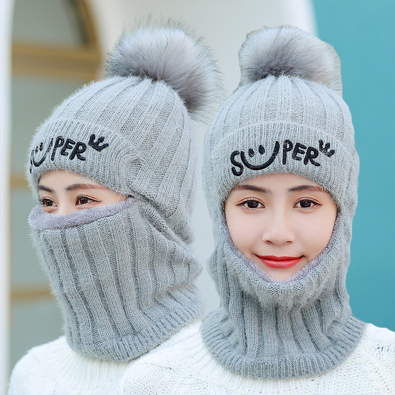 Moteriška žieminė kepurė su pūkais ir išsiuvinėtu užrašu