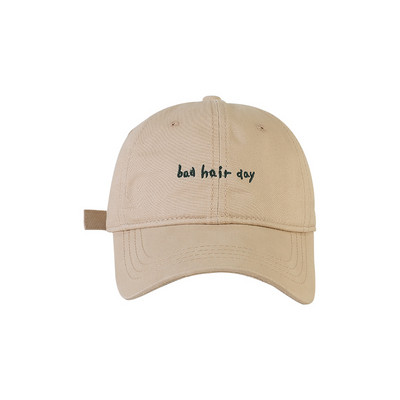 Női sapka hímzéssel - több modell