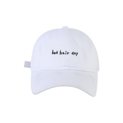 Női sapka hímzéssel - több modell