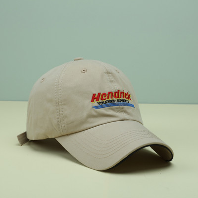 Női sapka hímzéssel - több modell