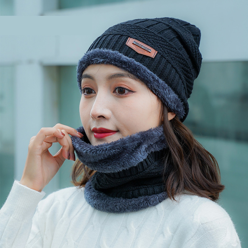 Női téli sapka emblémával