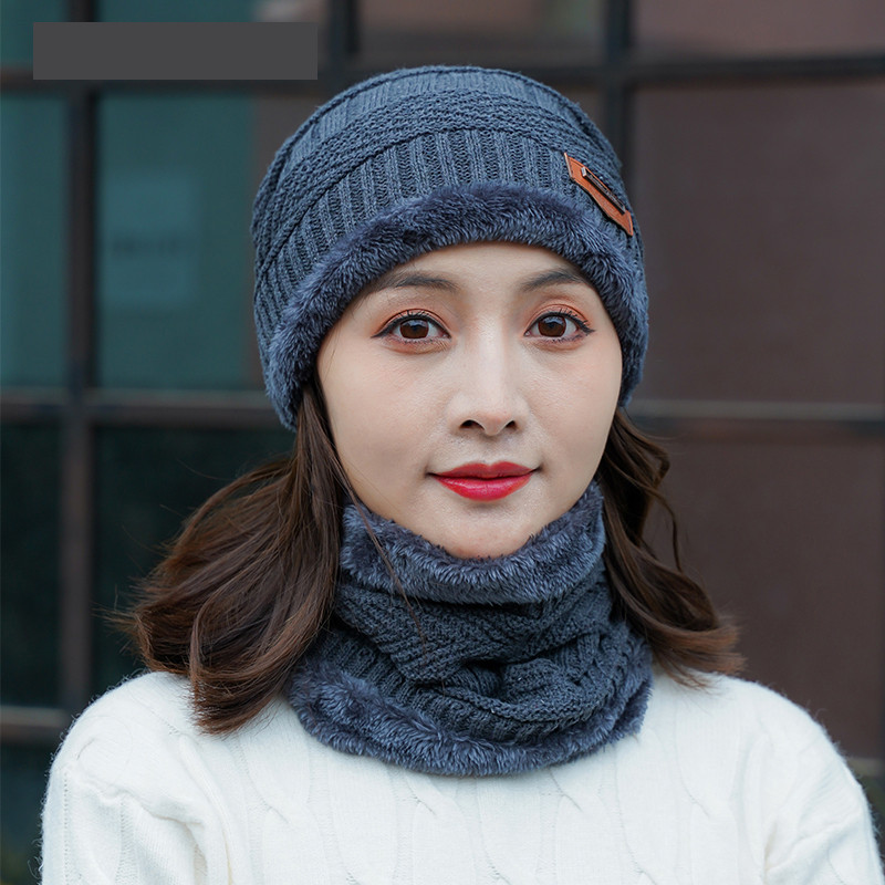 Női téli sapka emblémával