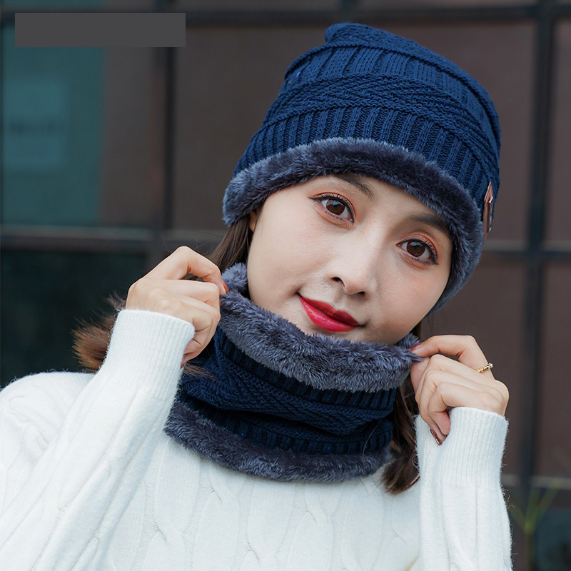 Női téli sapka emblémával