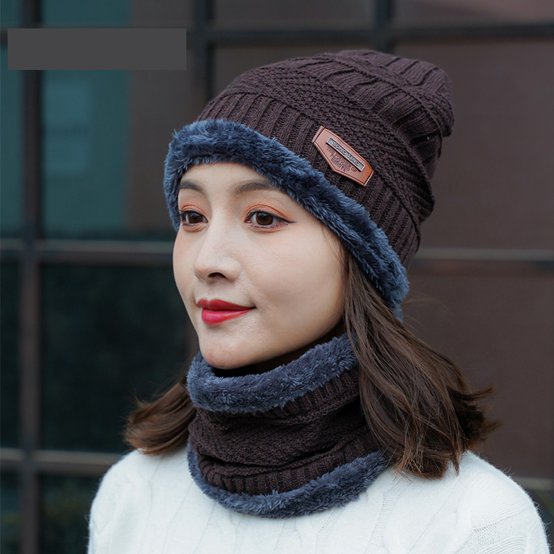 Női téli sapka emblémával