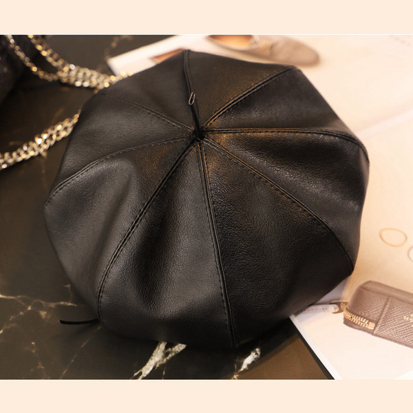 Női svájcisapka eko bőrből, fekete színben