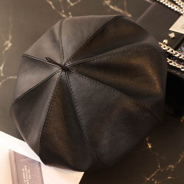 Női svájcisapka eko bőrből, fekete színben