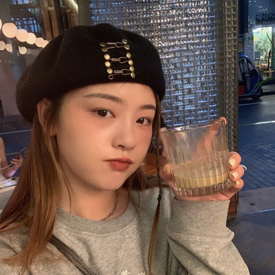 Γυναικεία μάλλινη τραγιάσκα με μεταλλική διακόσμηση