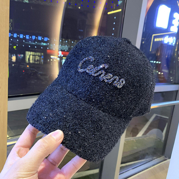 Új modell női sapka felirattal