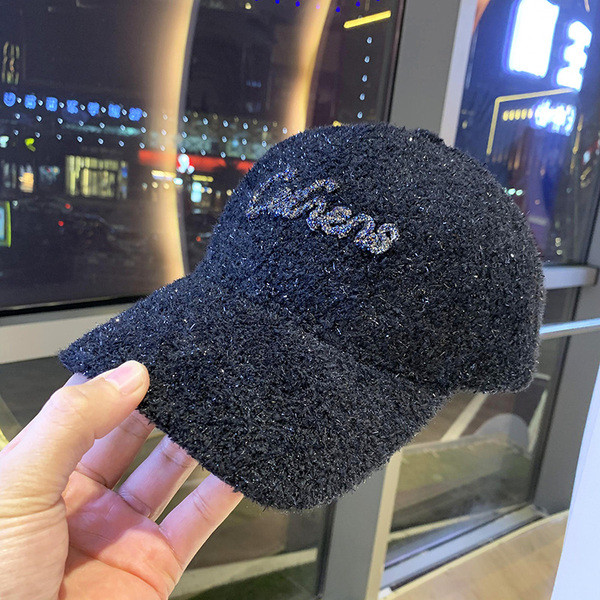 Új modell női sapka felirattal