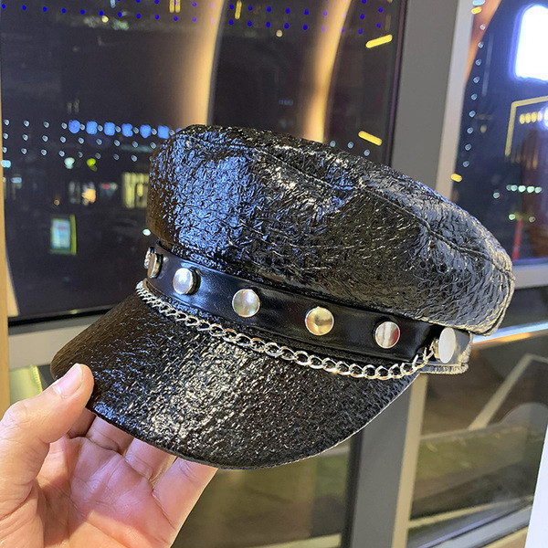 Új modell női sapka - fém elemmel és napellenzővel