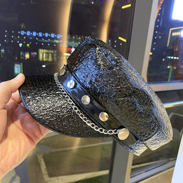 Új modell női sapka - fém elemmel és napellenzővel