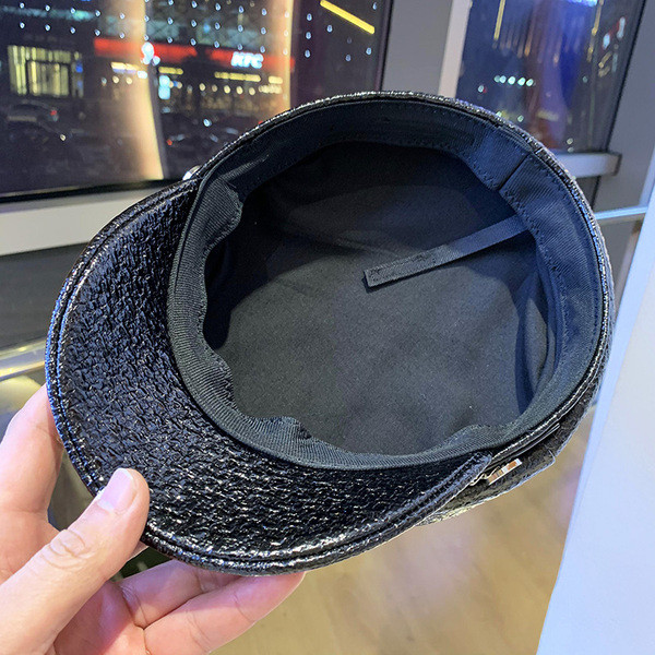 Új modell női sapka - fém elemmel és napellenzővel