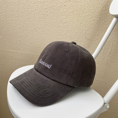 Állítható női sapka napellenzővel és hímzéssel