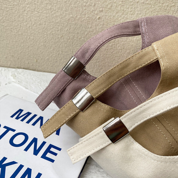 Állítható női sapka napellenzővel és hímzéssel