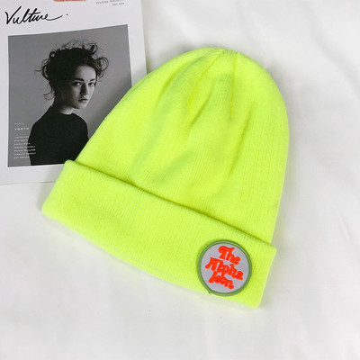 Női téli kötött sapka emblémával