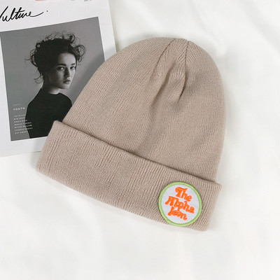 Női téli kötött sapka emblémával