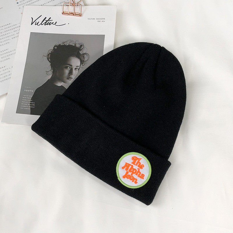 Női téli kötött sapka emblémával