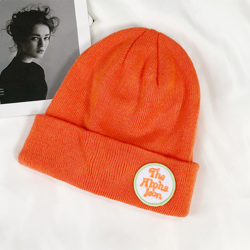 Női téli kötött sapka emblémával