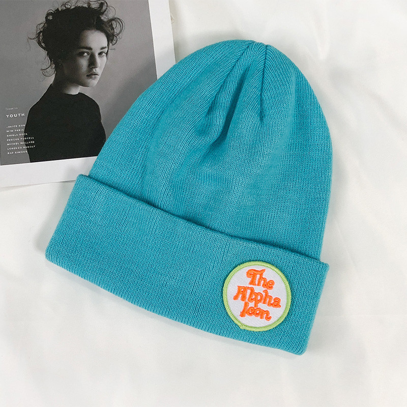 Női téli kötött sapka emblémával