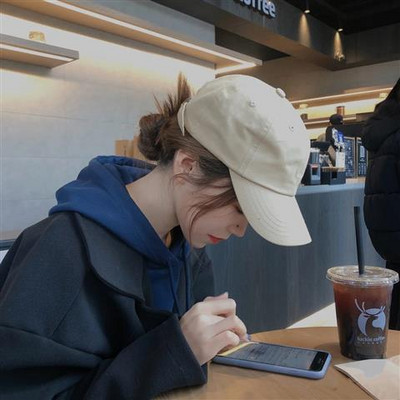 Női sapka napellenzővel többféle modell