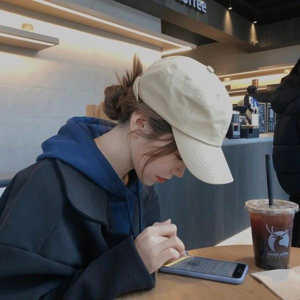 Női sapka napellenzővel többféle modell