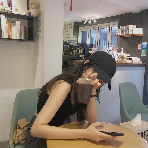 Női sapka napellenzővel többféle modell