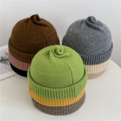 Téli női sapka sima kötés mintával