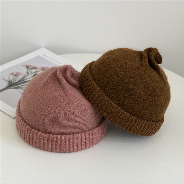 Téli női sapka sima kötés mintával