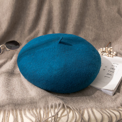 Őszi-téli barett nyakkendővel