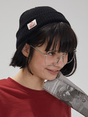 Női mindennapi téli sapka emblémával